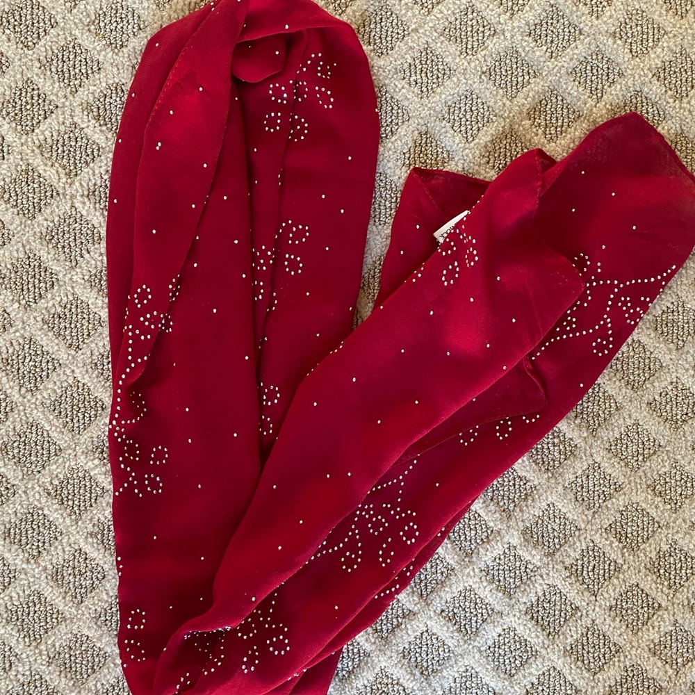 Classy red scarf🧣